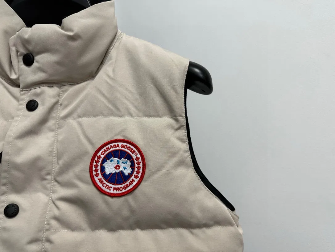 P360 [Canada Goose] Canada Goose #Freestyle Crew 4154M Men’s and Women’s Vest Down# ➖ Imported Behringer embroidery machine with customized 10,000-needle embroidery logo! ➖ Imported 21-count polyester-cotton blended original fabric, using Feather-Light 10D waterproof coating fabric, made of 84.5% polyester fiber and 15.5% cotton, 100% the best feel in the entire network! ➖ The genuine official website uses the national standard 80 white duck down, and will never be misled by false claims such as 90 down or goose down! ➖ 100% nylon nylon lining with double double-layer sealing design to prevent velvet from running away. Top-grade polar fleece is used in the collar and pockets to keep warm and comfortable! ➖ Yoshida YKK provides original custom-made electroplated sliders. YKK two-way lockable zippers are tight and smooth and will not peel off paint! ➖ 3M composite original Velcro is durable, and all accessories and hardware are disassembled and customized! ⛔No slander, no exaggeration, no need for too much copywriting, because it is focused, it is professional!  SIZE: XS S M L XL XXL